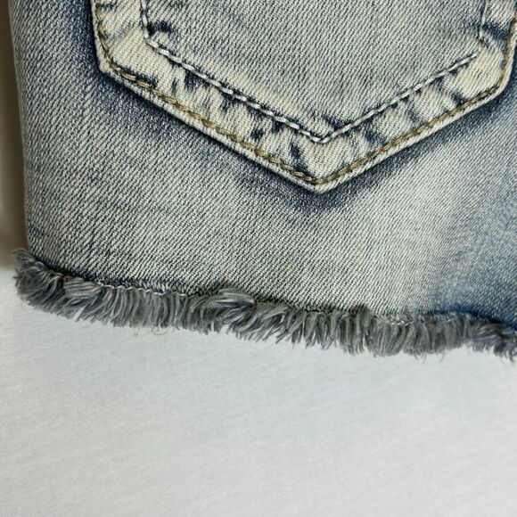 Grace In LA Blue Faded Denim Floral Embroidery Low-Rose Fray Hem Shorts Size 27 - Picture 10 of 16